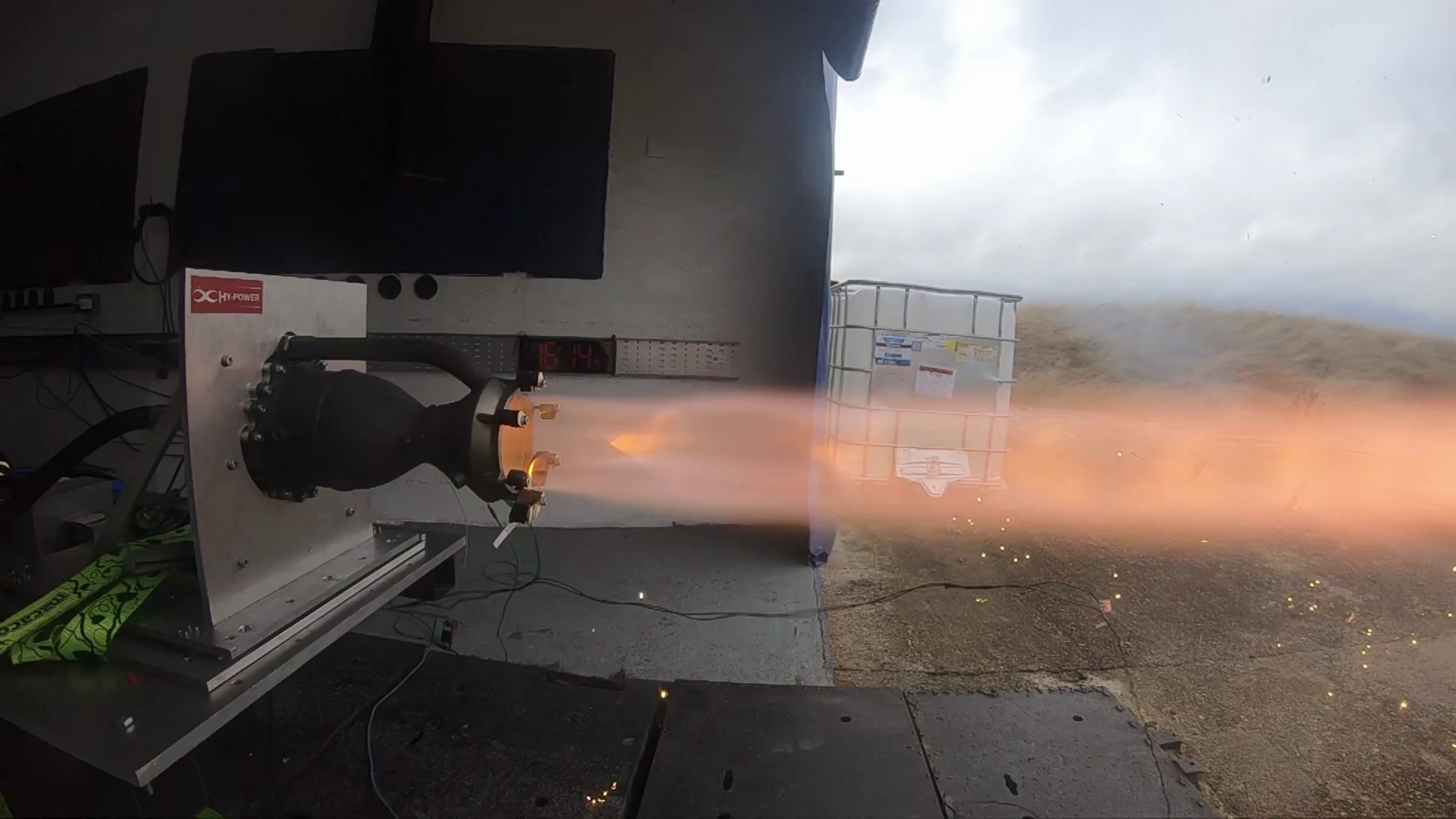 Hotfire 1 near the end, the plume thinning as the oxidiser runs out